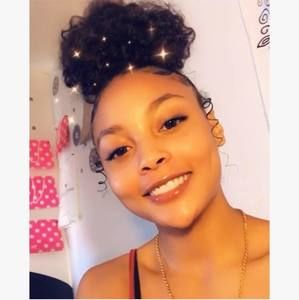 Meet your Posher, Larisse